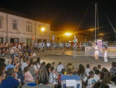 Piazza piena per “Cometa”, il circo contemporaneo conquista Porto Tolle