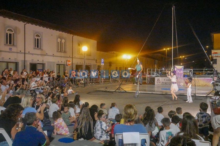 Piazza piena per “Cometa”, il circo contemporaneo conquista Porto Tolle