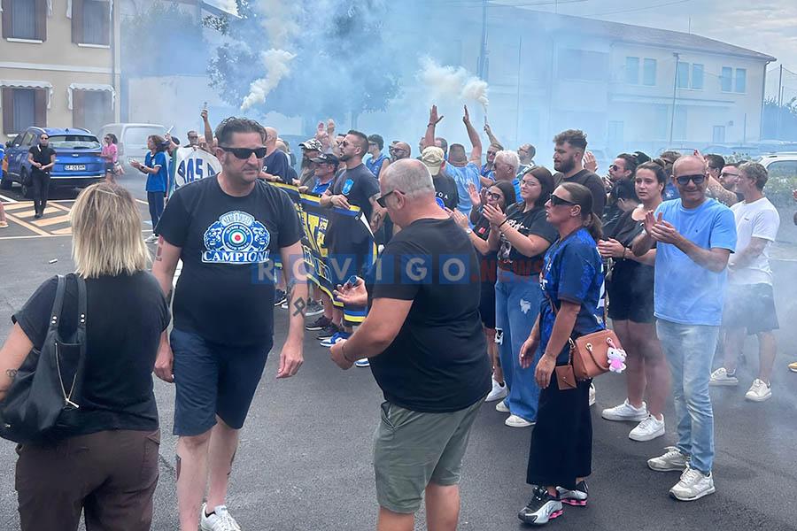 Porto Tolle saluta “Olito”: cori e fumogeni per l’ultimo abbraccio a Paolo Pregnolato